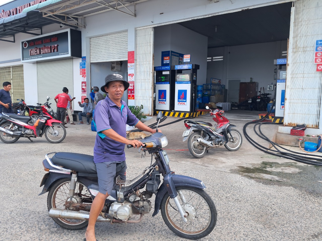 Ngư d&acirc;n tất tả mang từng can mua dầu để ra khơi, c&acirc;y xăng &ldquo;lắc đầu&rdquo; b&aacute;o đứt h&agrave;ng - Ảnh 7.