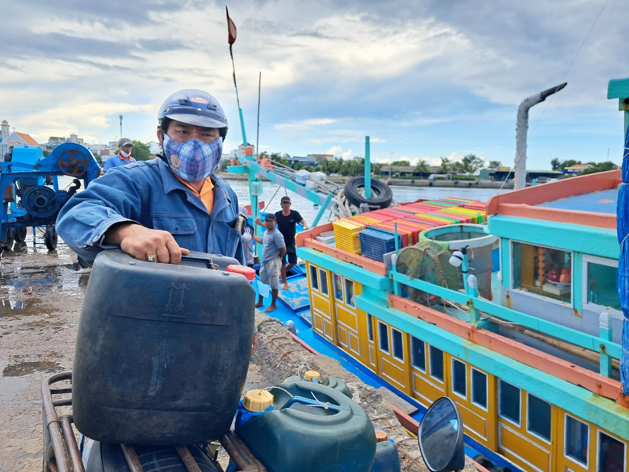 Ngư d&acirc;n tất tả mang từng can mua dầu để ra khơi, c&acirc;y xăng &ldquo;lắc đầu&rdquo; b&aacute;o đứt h&agrave;ng - Ảnh 5.