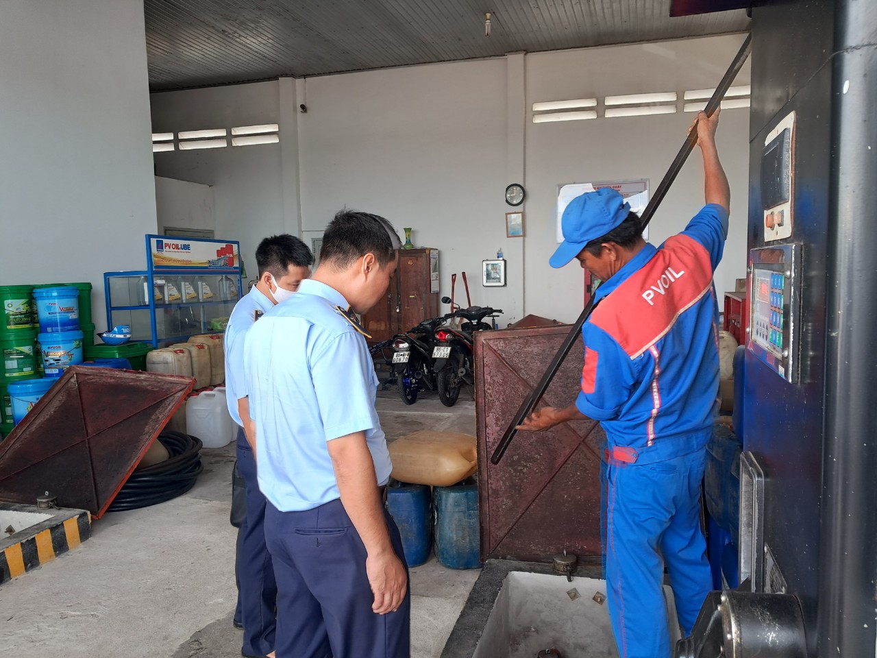 Ngư d&acirc;n tất tả mang từng can mua dầu để ra khơi, c&acirc;y xăng &ldquo;lắc đầu&rdquo; b&aacute;o đứt h&agrave;ng - Ảnh 9.