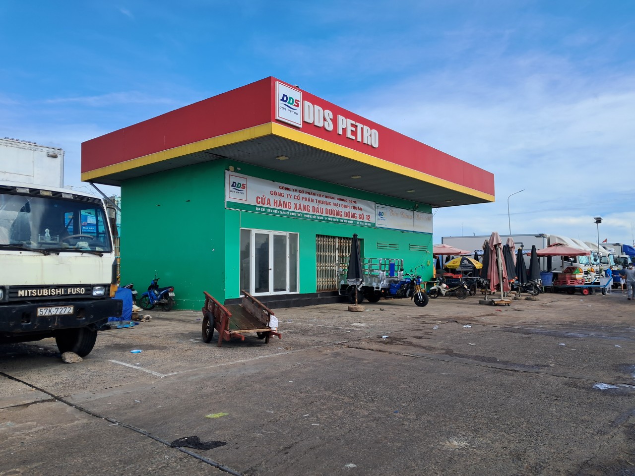Ngư d&acirc;n tất tả mang từng can mua dầu để ra khơi, c&acirc;y xăng &ldquo;lắc đầu&rdquo; b&aacute;o đứt h&agrave;ng - Ảnh 3.