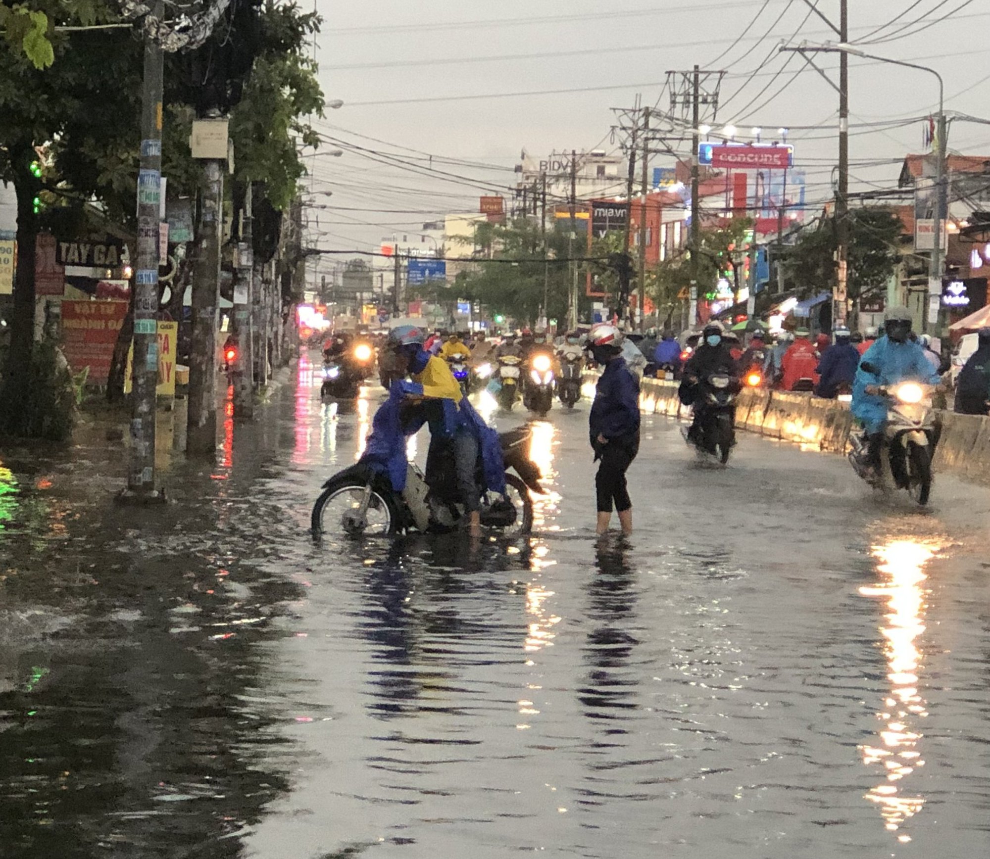 CLIP: Mưa lớn giờ tan tầm, người d&acirc;n quận 12, TP HCM b&igrave; b&otilde;m lội nước về nh&agrave; - Ảnh 4.