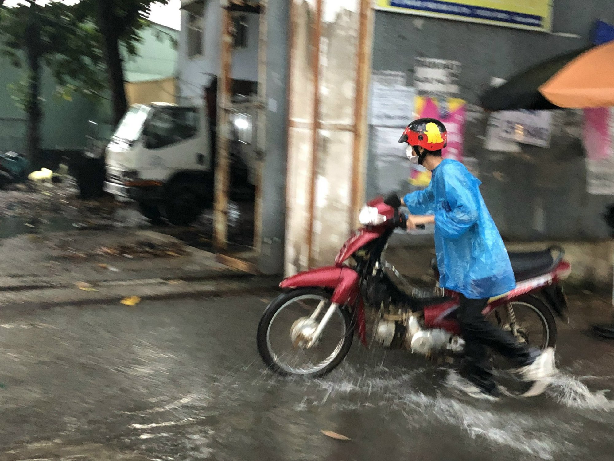CLIP: Mưa lớn giờ tan tầm, người d&acirc;n quận 12, TP HCM b&igrave; b&otilde;m lội nước về nh&agrave; - Ảnh 5.