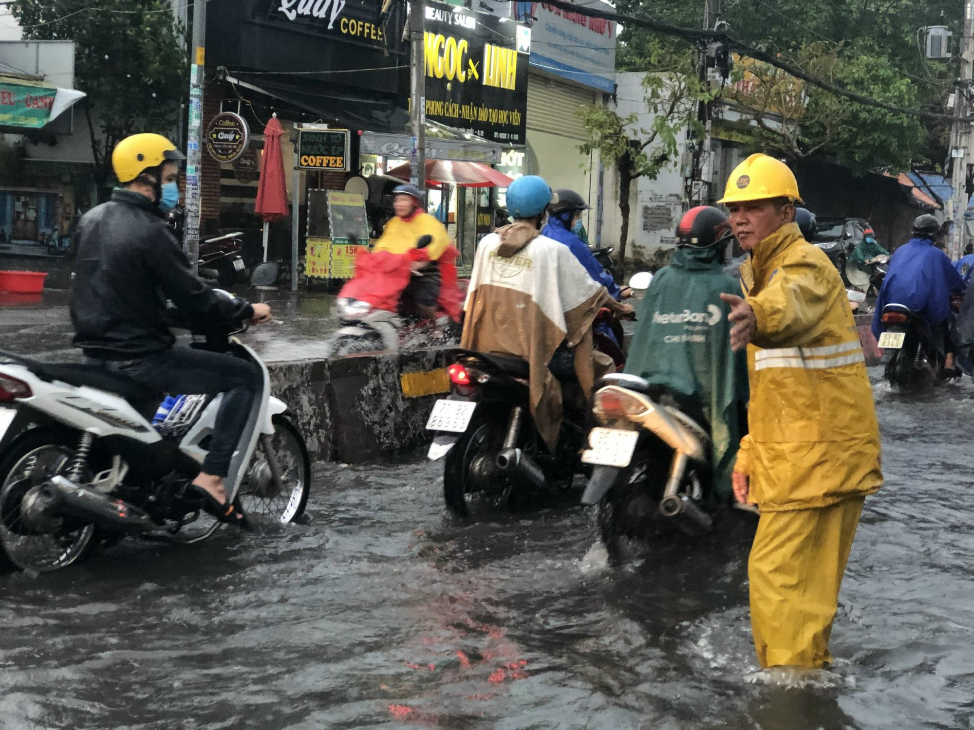CLIP: Mưa lớn giờ tan tầm, người d&acirc;n quận 12, TP HCM b&igrave; b&otilde;m lội nước về nh&agrave; - Ảnh 7.