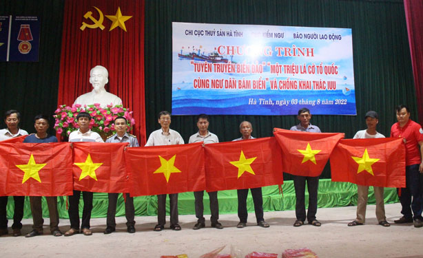 Trao tặng 2.000 l&aacute; cờ Tổ quốc cho ngư d&acirc;n H&agrave; Tĩnh - Ảnh 1.