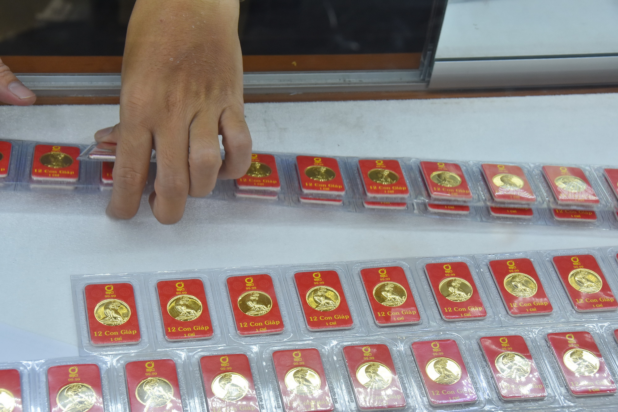 Giá vàng hôm nay 3-8: Chênh lệch giá mua bán vàng giảm mạnh - Ảnh 1.