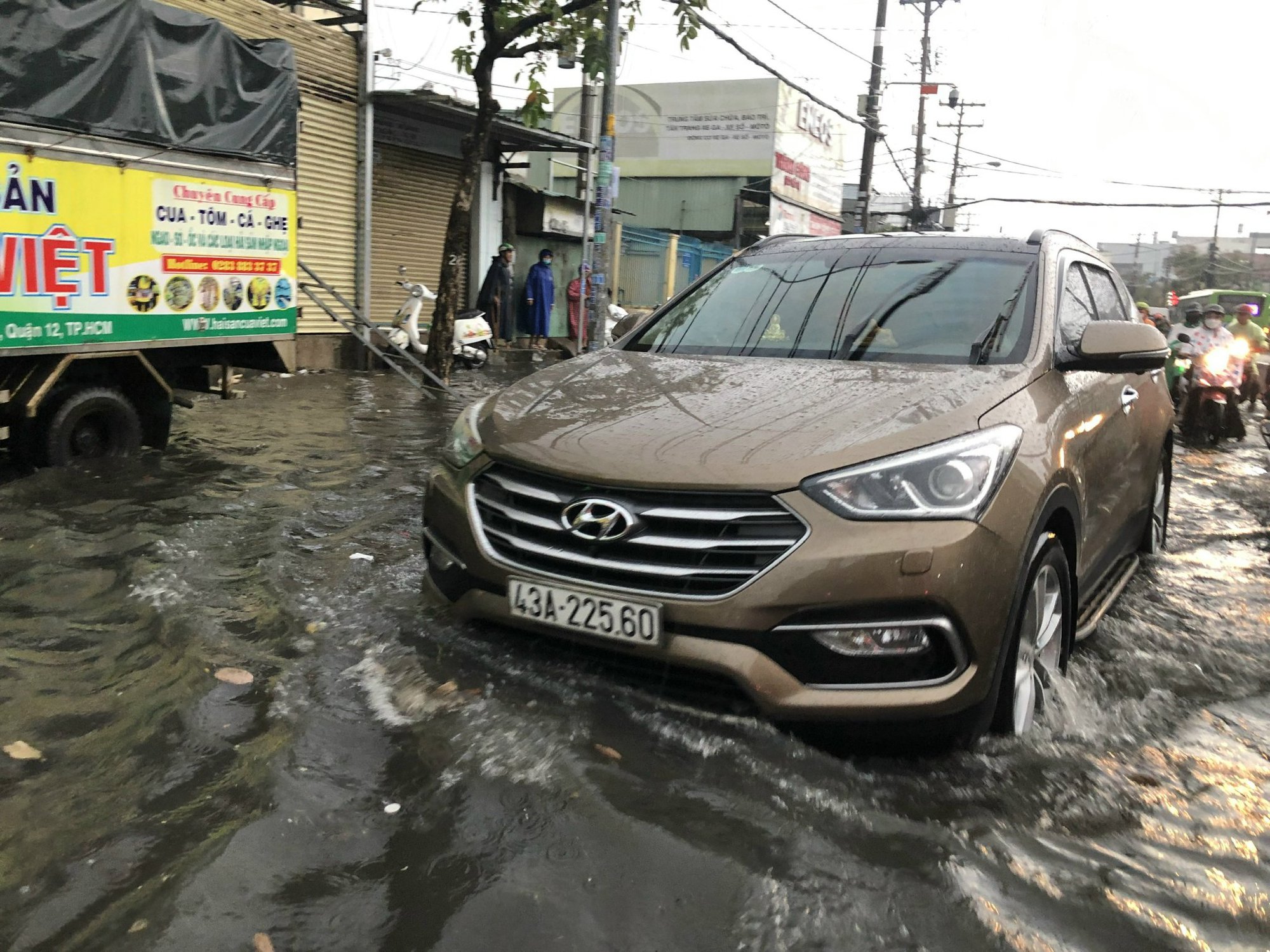 CLIP: Mưa lớn giờ tan tầm, người d&acirc;n quận 12, TP HCM b&igrave; b&otilde;m lội nước về nh&agrave; - Ảnh 3.