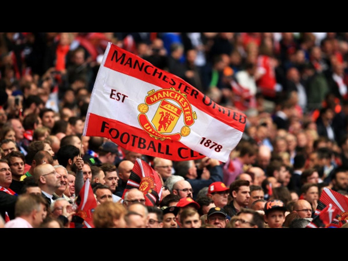 Kho&aacute;c &aacute;o Man United kh&ocirc;ng hề dễ - Ảnh 1.