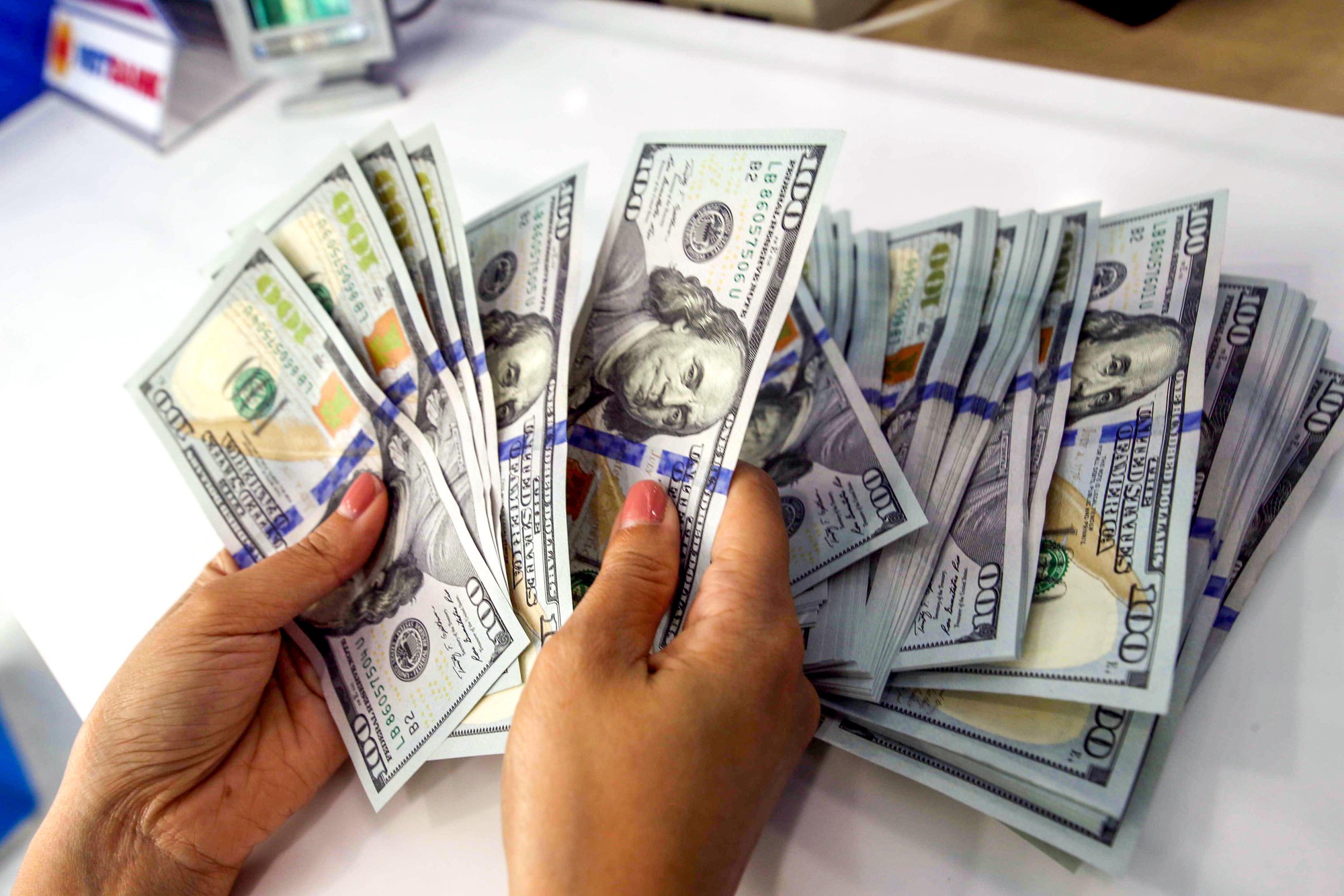 Đồng USD tăng giá tác động thế nào đến nợ công?