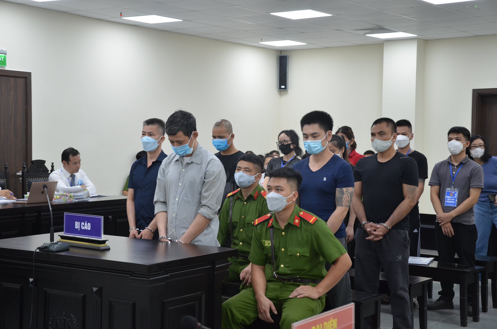 Xét xử "ông trùm" ma tuý "bay lắc" thâu đêm cùng nhiều nữ nhân viên y tế