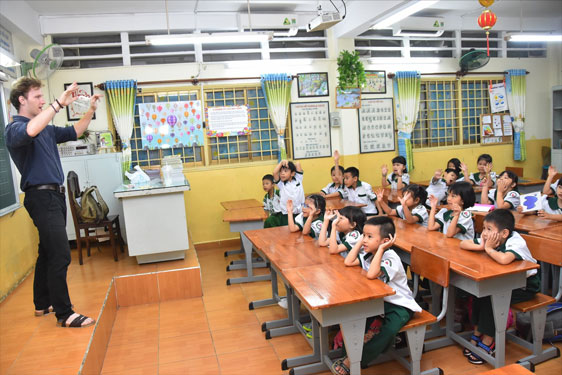 Một giờ học tiếng Anh tăng cường với giáo viên nước ngoài của học sinh TP HCM Ảnh: TẤN THẠNH