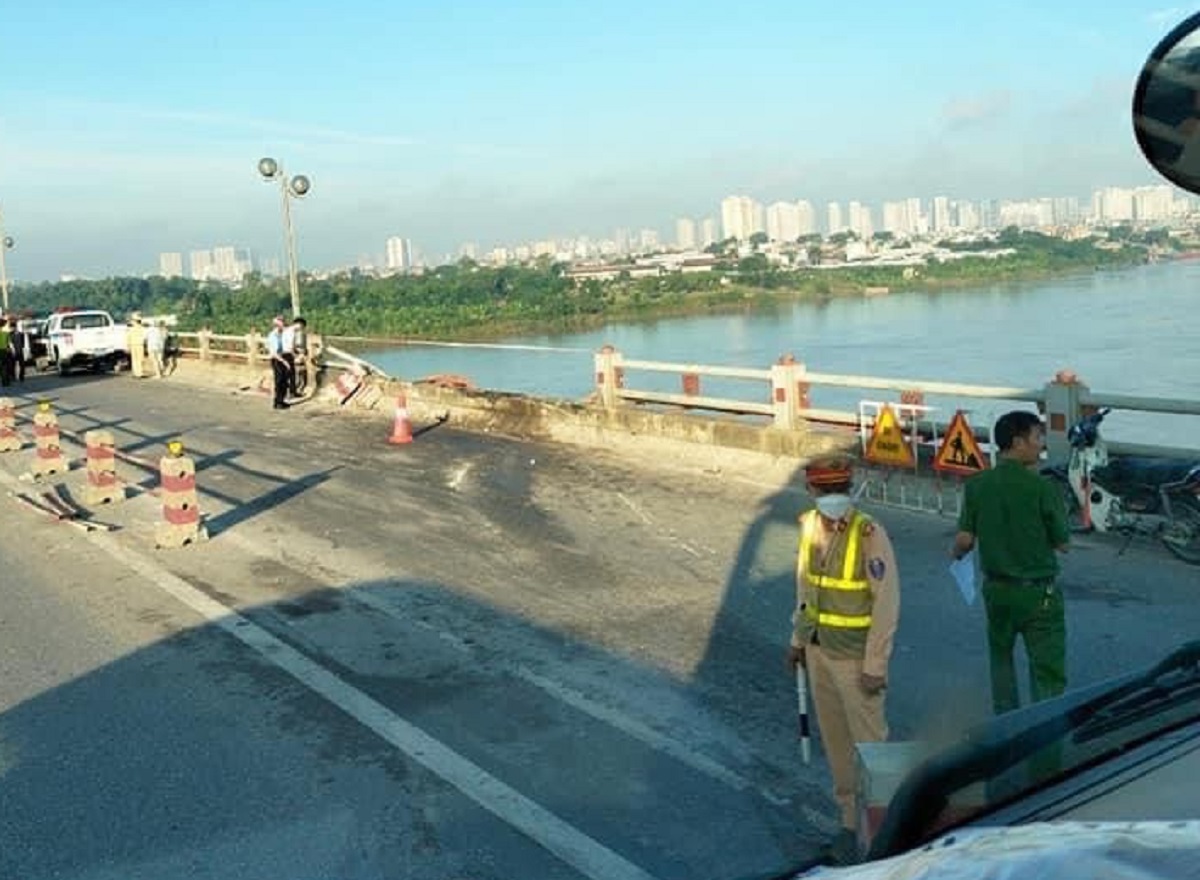 Xe tải tông gãy lan can cầu Thanh Trì, lao xuống sông Hồng