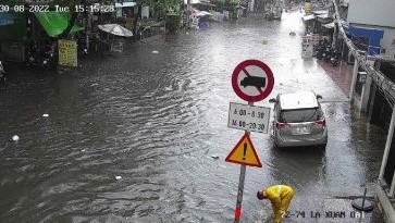 Hàng loạt đường tại TP HCM đang ngập trong biển nước - Ảnh 3.