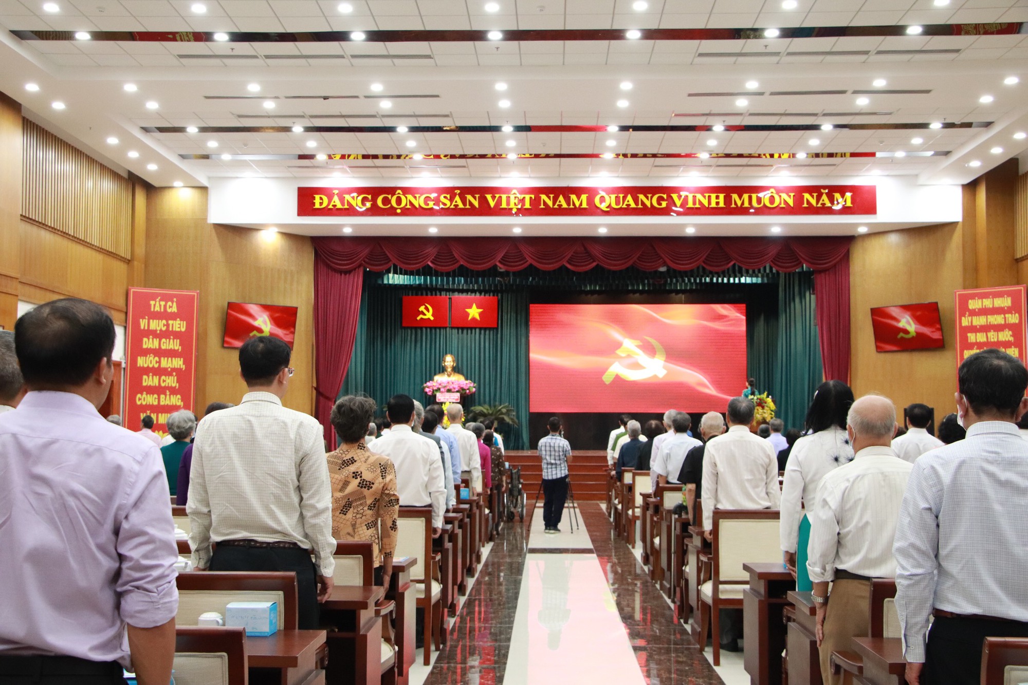 X&uacute;c động 2 đồng ch&iacute; ngồi xe lăng nhận huy hiệu Đảng - Ảnh 2.