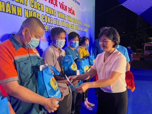 Tiếp sức công nhân khó khăn