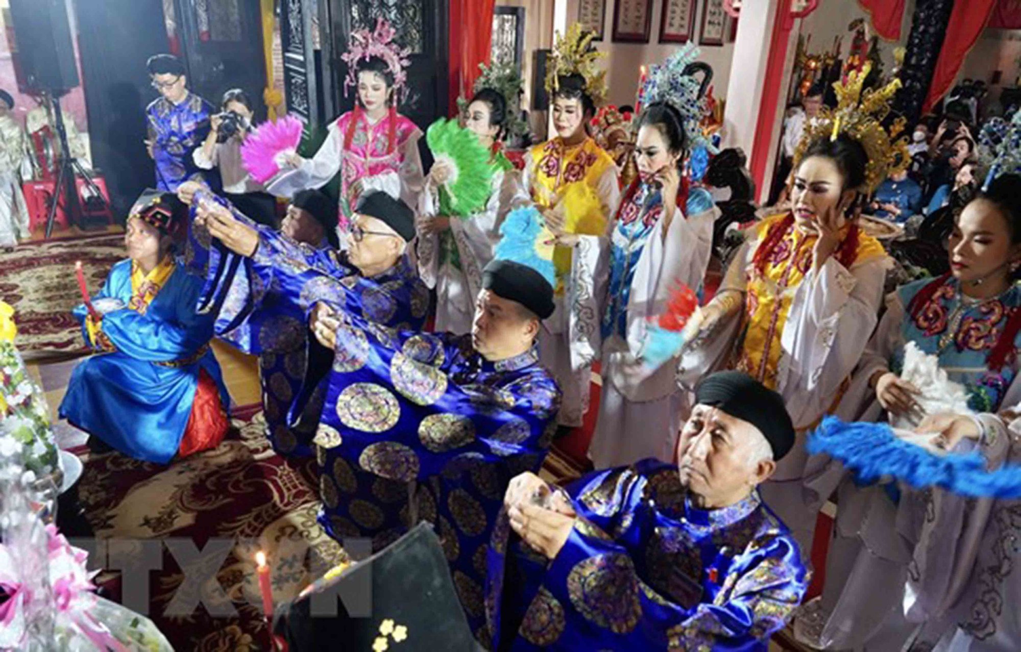 Thương d&acirc;n, d&acirc;n thờ - Ảnh 2.