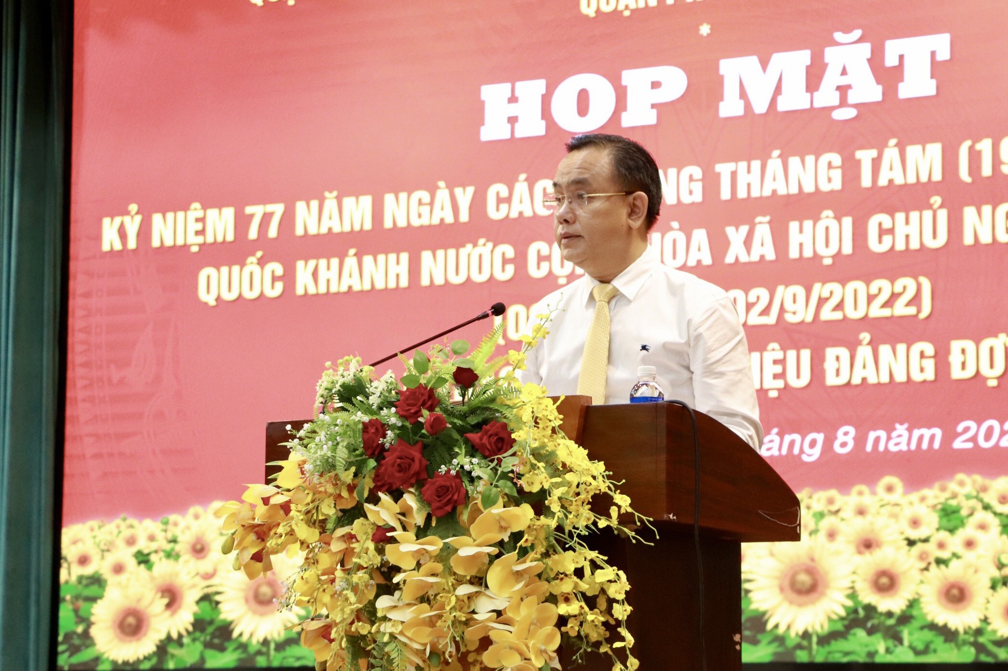 X&uacute;c động 2 đồng ch&iacute; ngồi xe lăng nhận huy hiệu Đảng - Ảnh 1.