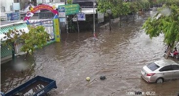 Hàng loạt đường tại TP HCM đang ngập trong biển nước - Ảnh 4.