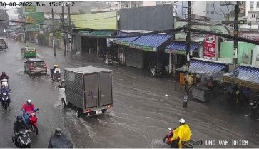 Nhiều tuyến đường tại TP HCM đang ngập trong biển nước