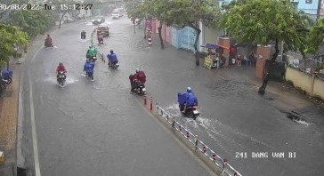 Hàng loạt đường tại TP HCM đang ngập trong biển nước - Ảnh 2.
