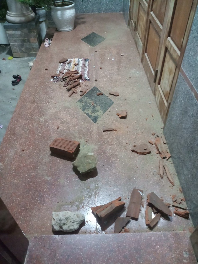 Trưởng công an huyện nói gì về việc nhà dân liên tục bị “khủng bố” mắm thối, sơn, gạch đá?