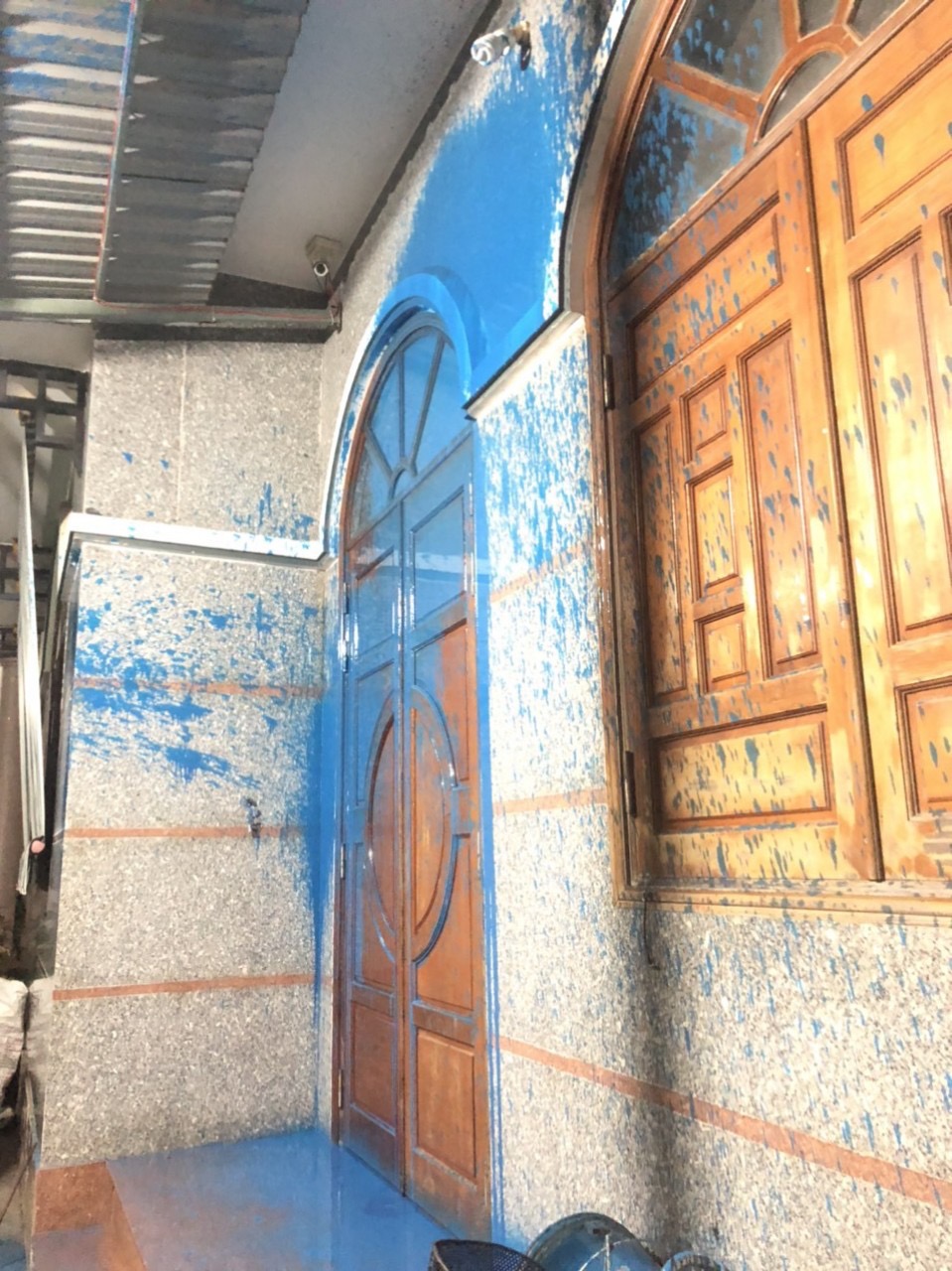 Trưởng c&ocirc;ng an huyện n&oacute;i g&igrave; về việc nh&agrave; d&acirc;n li&ecirc;n tục bị &ldquo;khủng bố&rdquo; mắm thối, sơn, gạch đ&aacute;? - Ảnh 3.