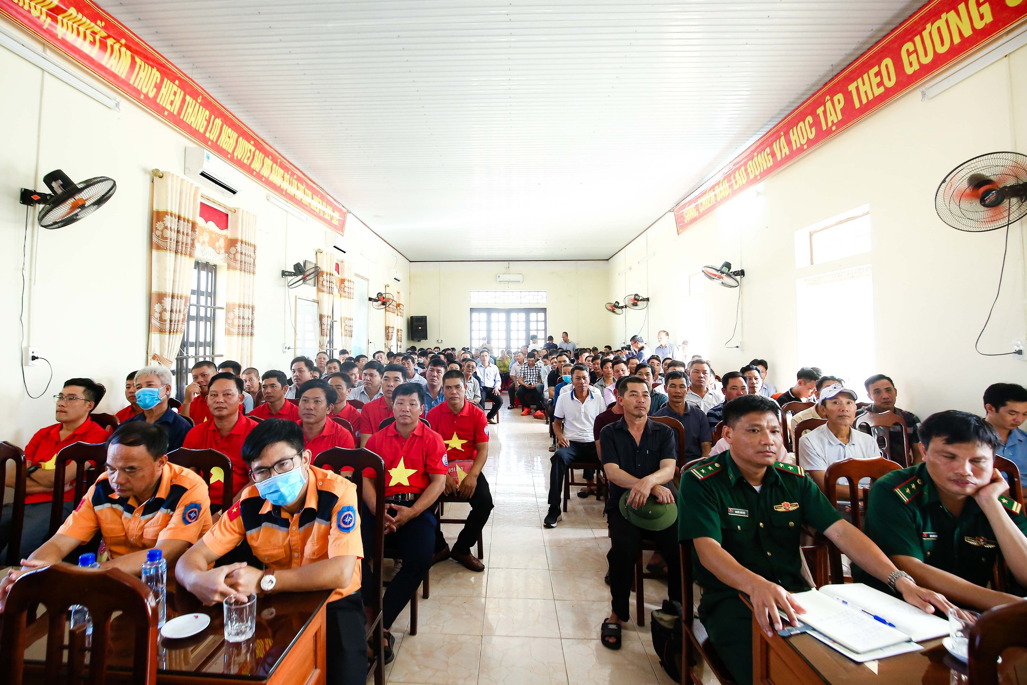 10.000 l&aacute; cờ Tổ quốc đến với ngư d&acirc;n Nam Định - Ảnh 4.