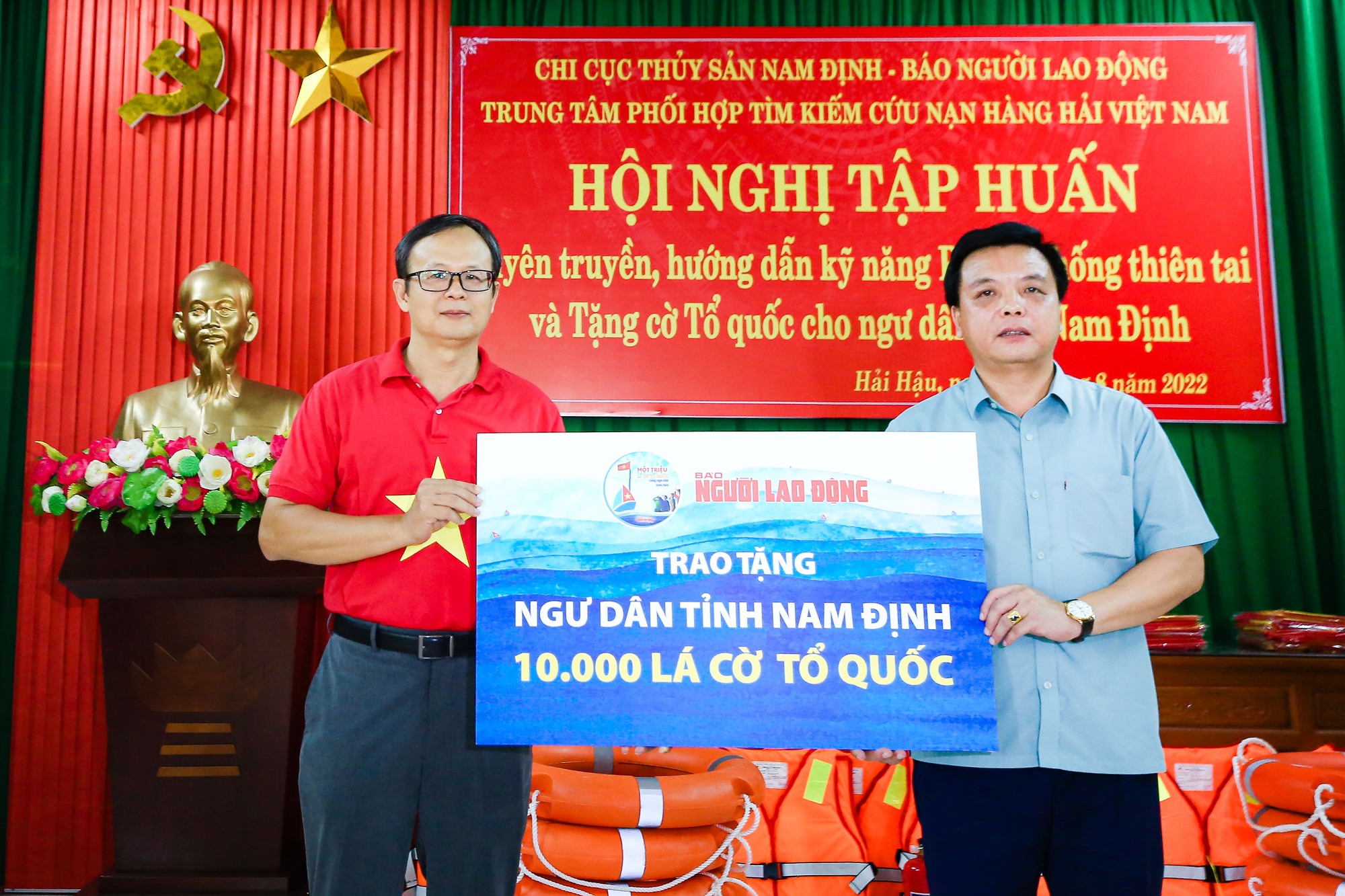 10.000 l&aacute; cờ Tổ quốc đến với ngư d&acirc;n Nam Định - Ảnh 6.