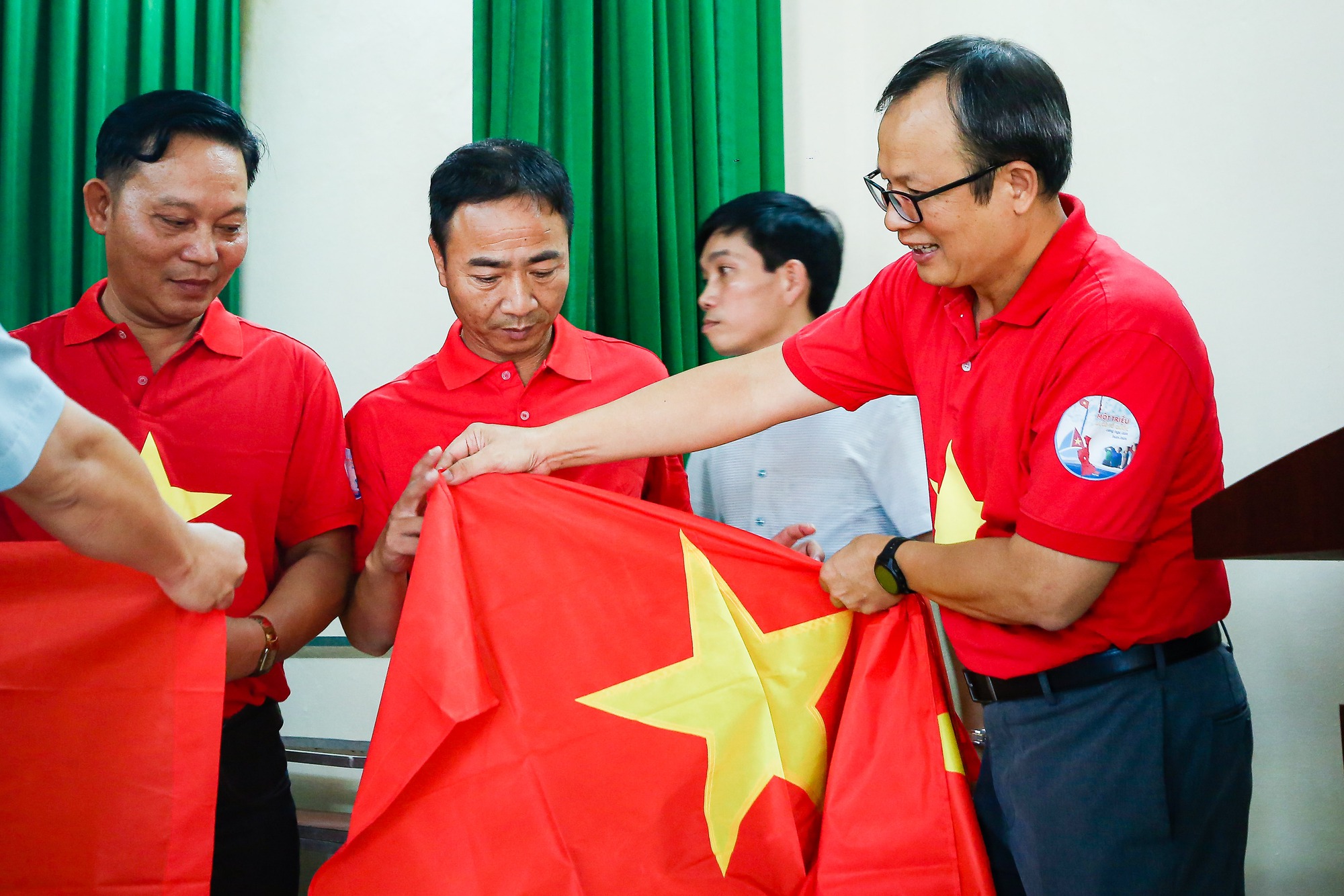 10.000 l&aacute; cờ Tổ quốc đến với ngư d&acirc;n Nam Định - Ảnh 7.