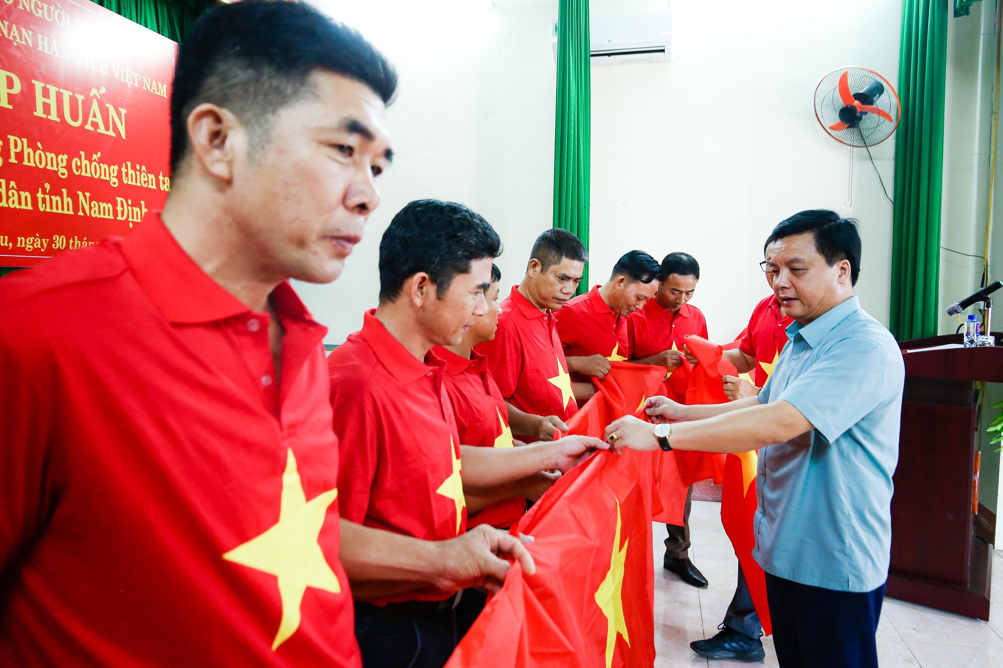 10.000 l&aacute; cờ Tổ quốc đến với ngư d&acirc;n Nam Định - Ảnh 8.
