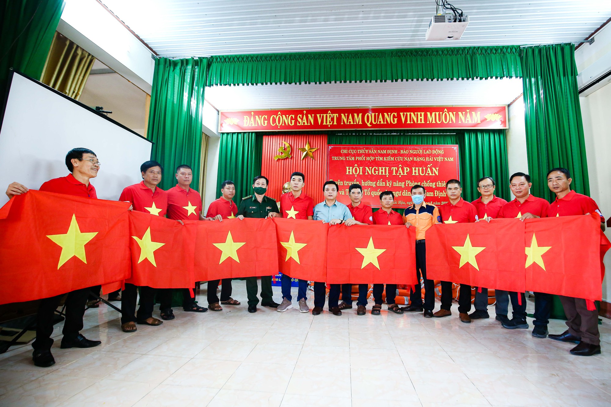 10.000 l&aacute; cờ Tổ quốc đến với ngư d&acirc;n Nam Định - Ảnh 9.
