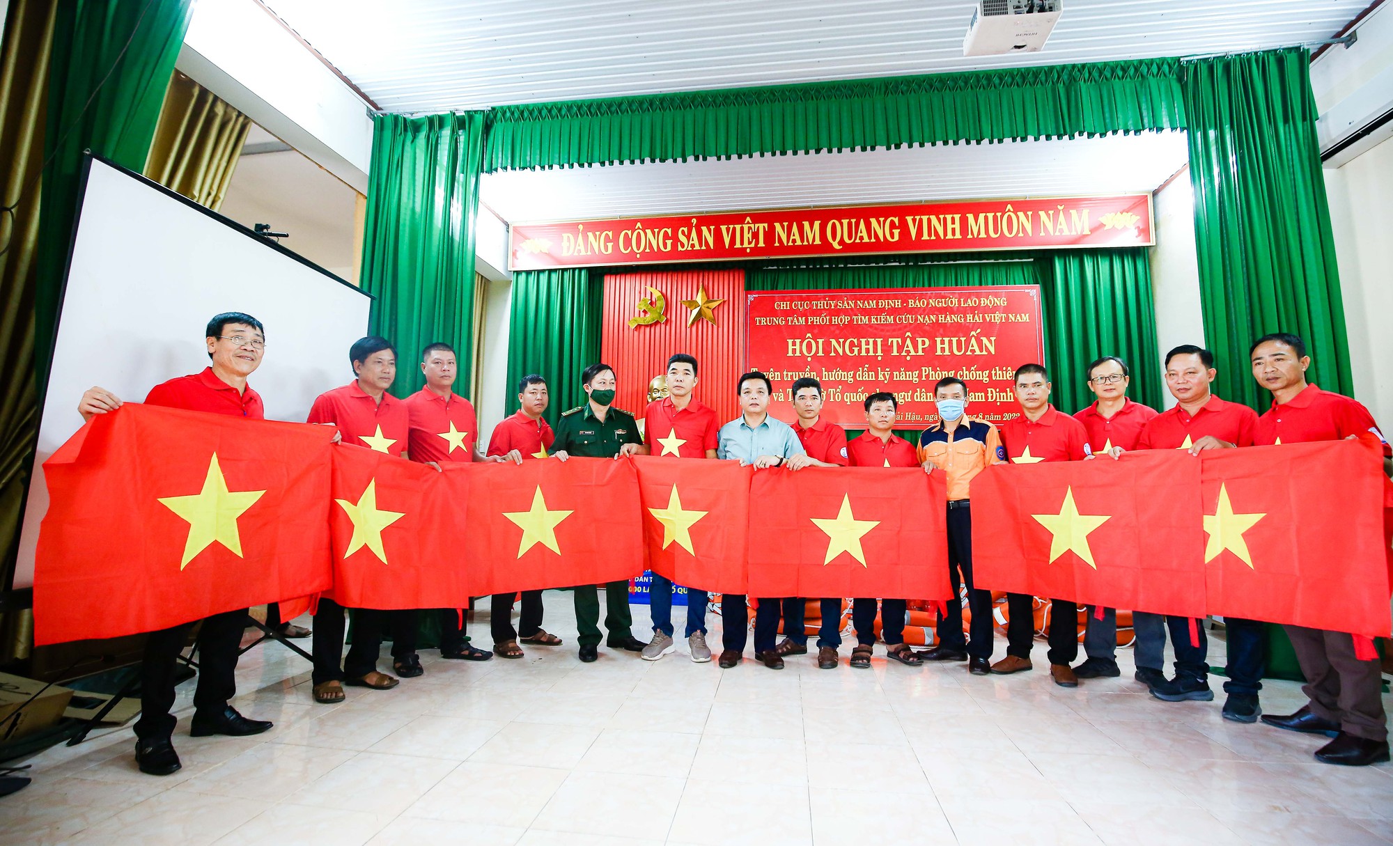 10.000 l&aacute; cờ Tổ quốc đến với ngư d&acirc;n Nam Định - Ảnh 10.