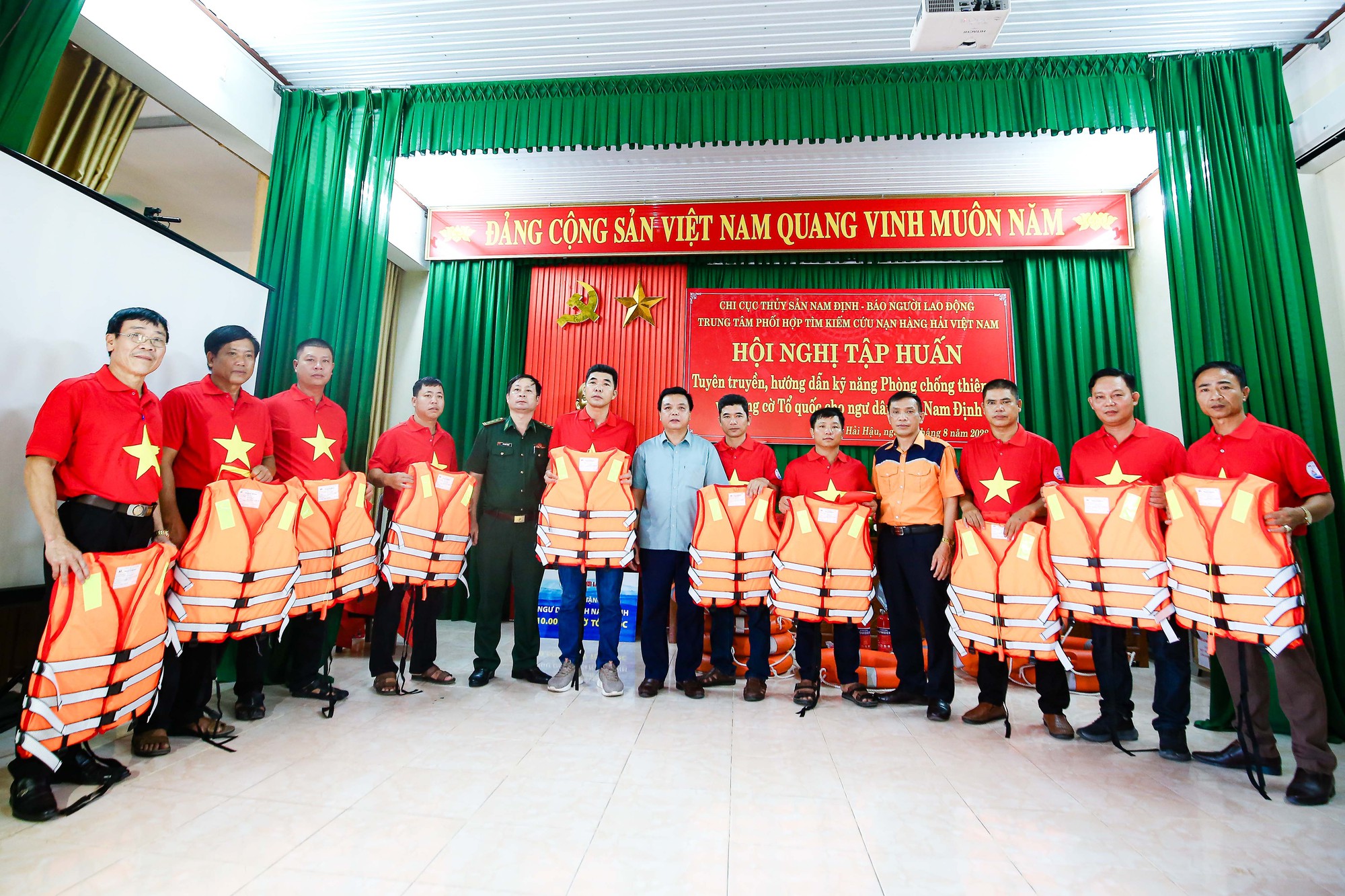 10.000 l&aacute; cờ Tổ quốc đến với ngư d&acirc;n Nam Định - Ảnh 11.