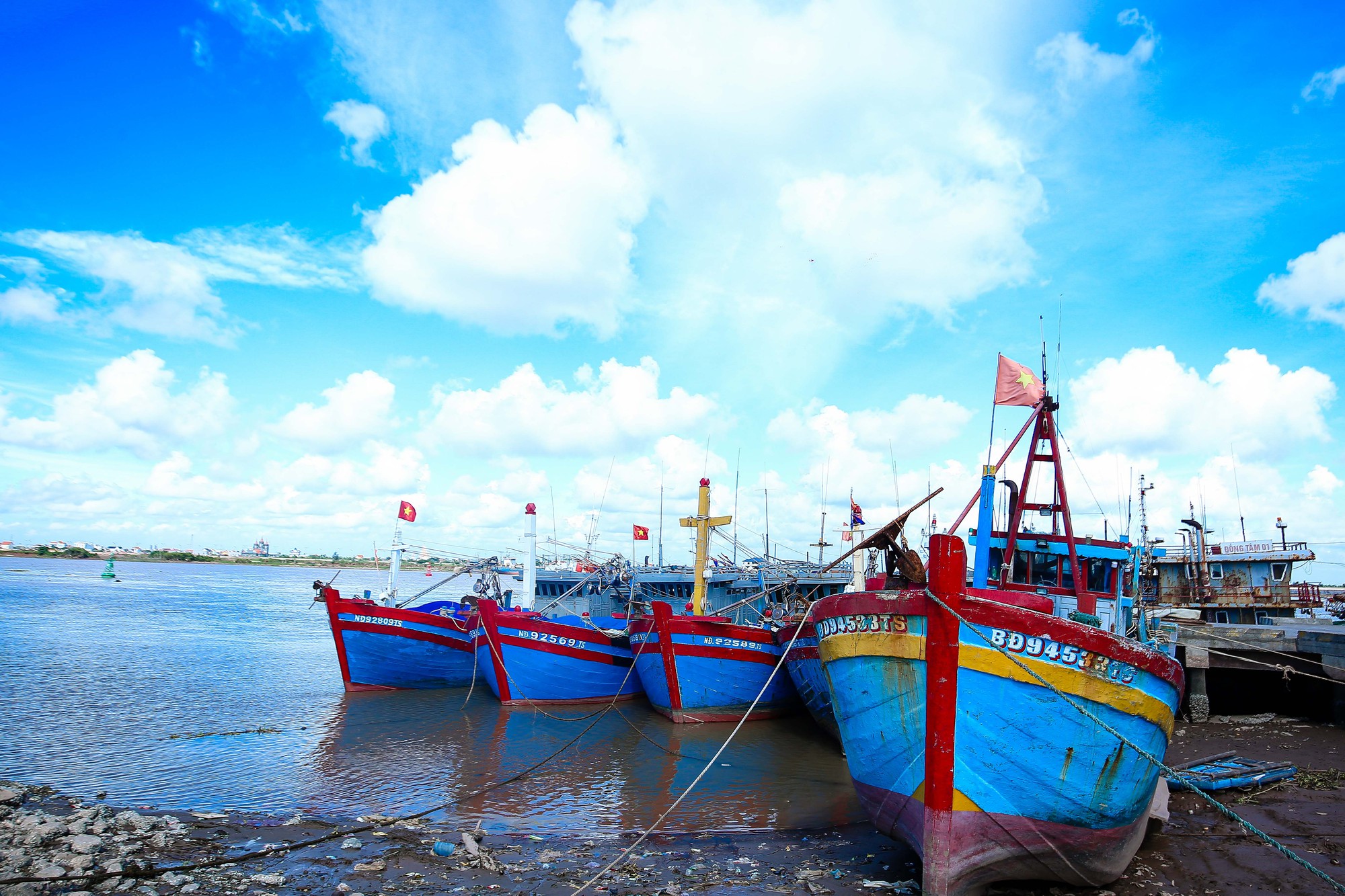 10.000 l&aacute; cờ Tổ quốc đến với ngư d&acirc;n Nam Định - Ảnh 12.