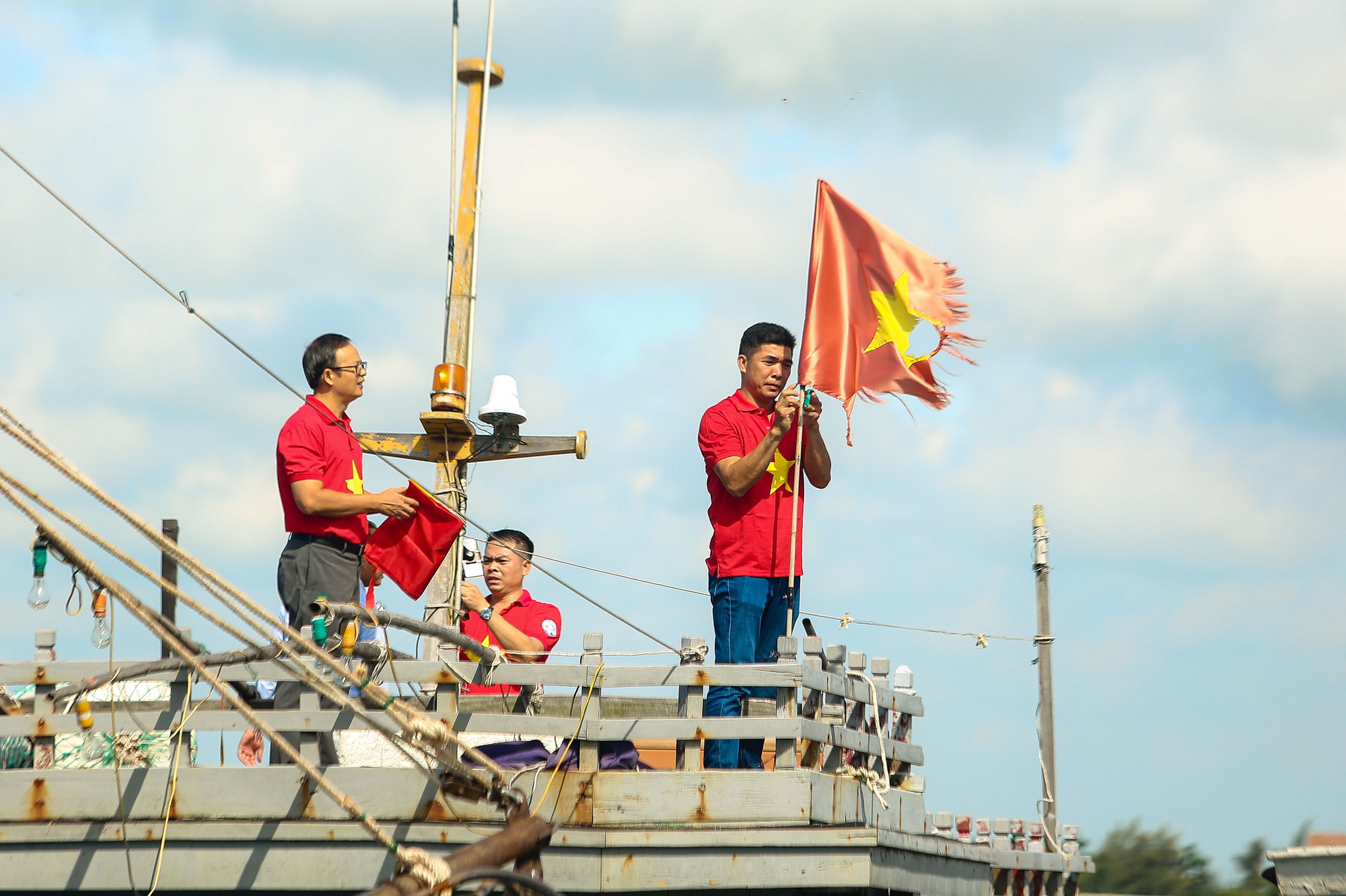 10.000 l&aacute; cờ Tổ quốc đến với ngư d&acirc;n Nam Định - Ảnh 13.