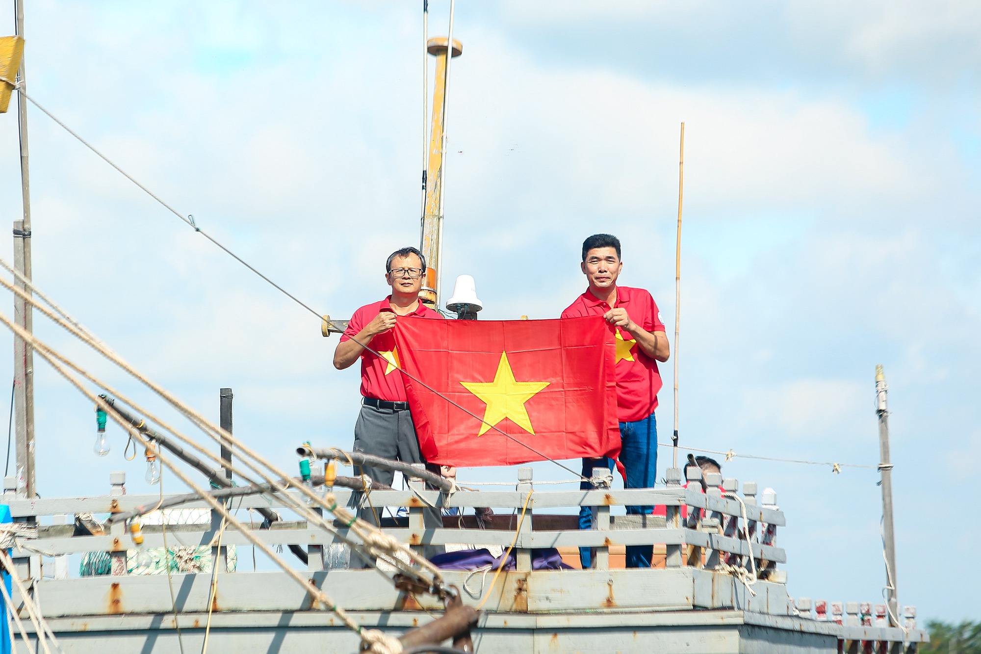 10.000 l&aacute; cờ Tổ quốc đến với ngư d&acirc;n Nam Định - Ảnh 15.