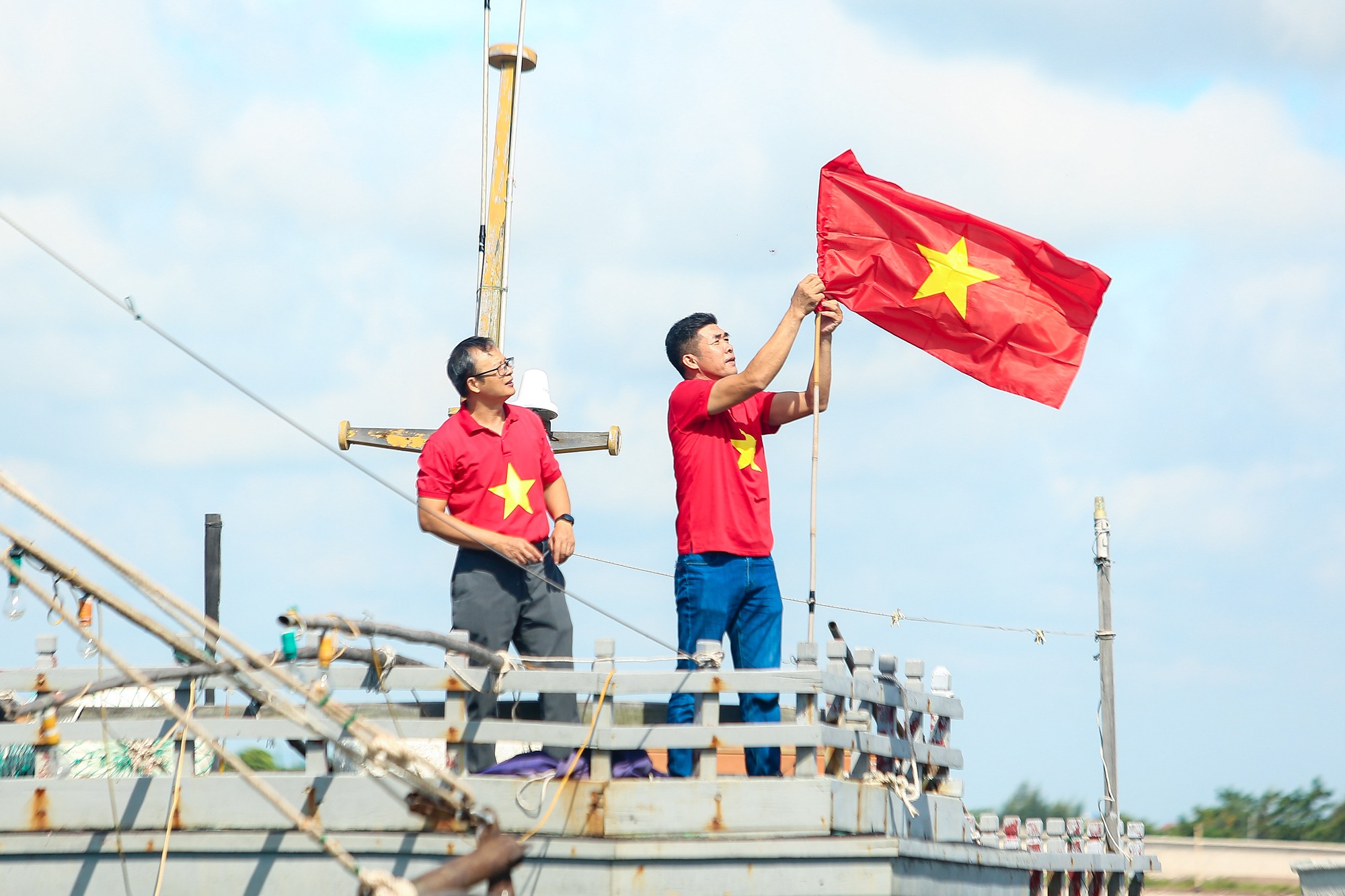 10.000 l&aacute; cờ Tổ quốc đến với ngư d&acirc;n Nam Định - Ảnh 16.