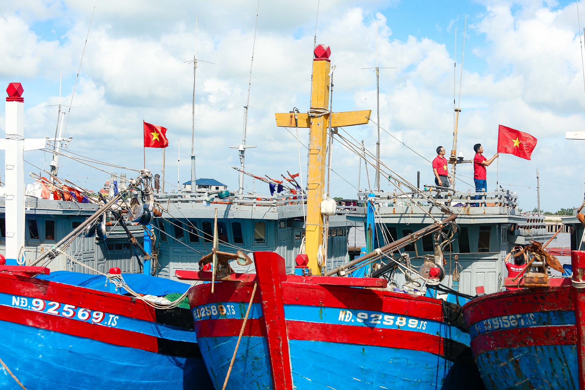 10.000 l&aacute; cờ Tổ quốc đến với ngư d&acirc;n Nam Định - Ảnh 18.