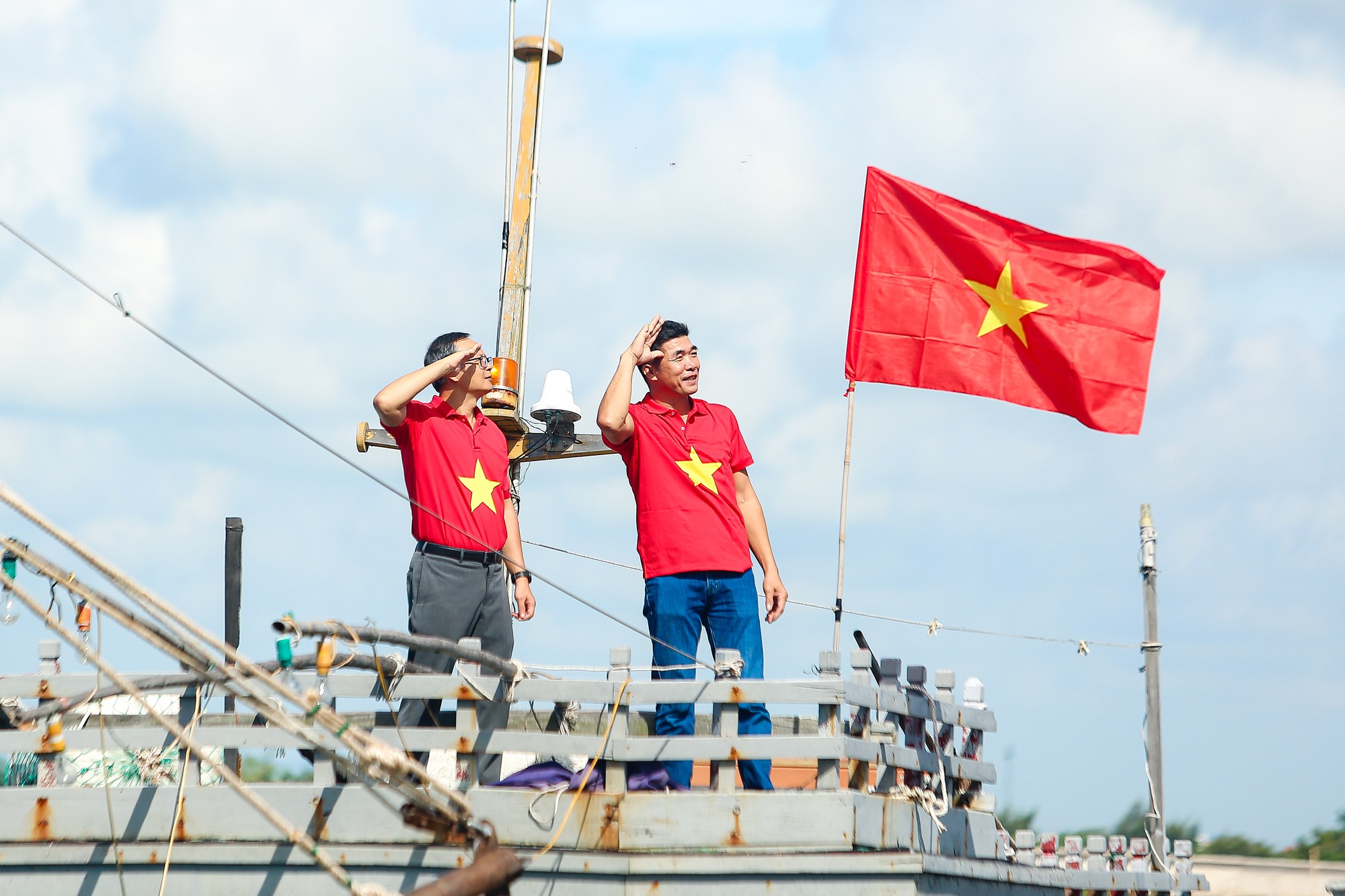 10.000 lá cờ Tổ quốc đến với ngư dân Nam Định