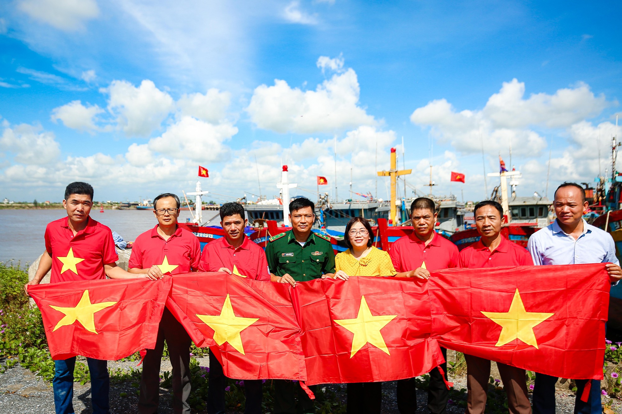 10.000 l&aacute; cờ Tổ quốc đến với ngư d&acirc;n Nam Định - Ảnh 20.