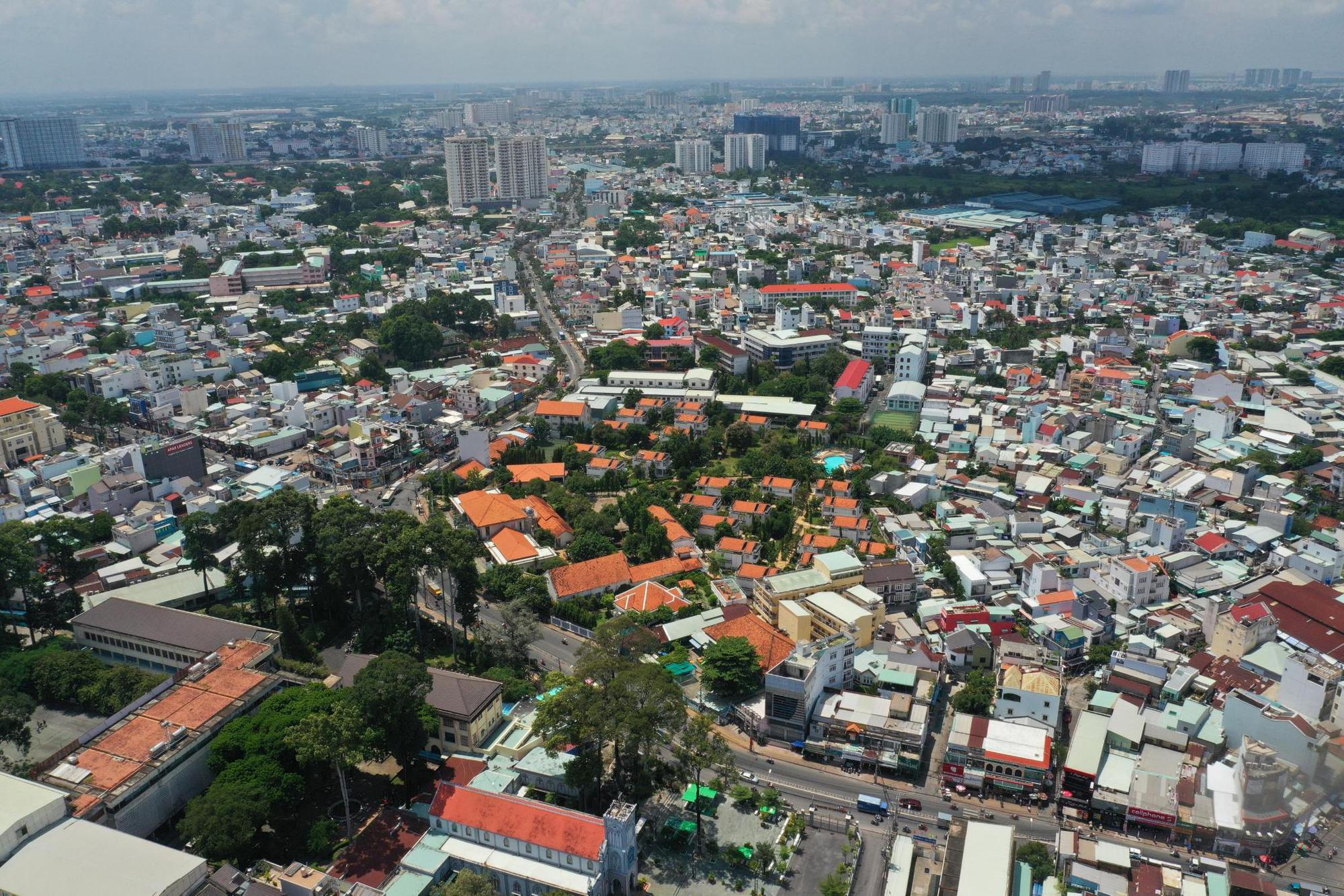 Cung không đủ cầu, nhà liên kế và biệt thự TP HCM liên tục tăng giá - Ảnh 1.
