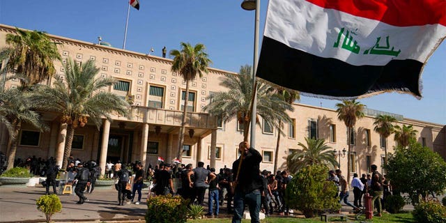 Bạo loạn ở dinh tổng thống Iraq, h&agrave;ng chục người thương vong - Ảnh 2.