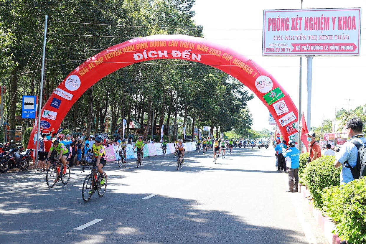 Number 1 Chanh, D&acirc;u tiếp sức vận động vi&ecirc;n chinh phục chặng 3 Giải Xe đạp truyền h&igrave;nh B&igrave;nh Dương - Ảnh 2.