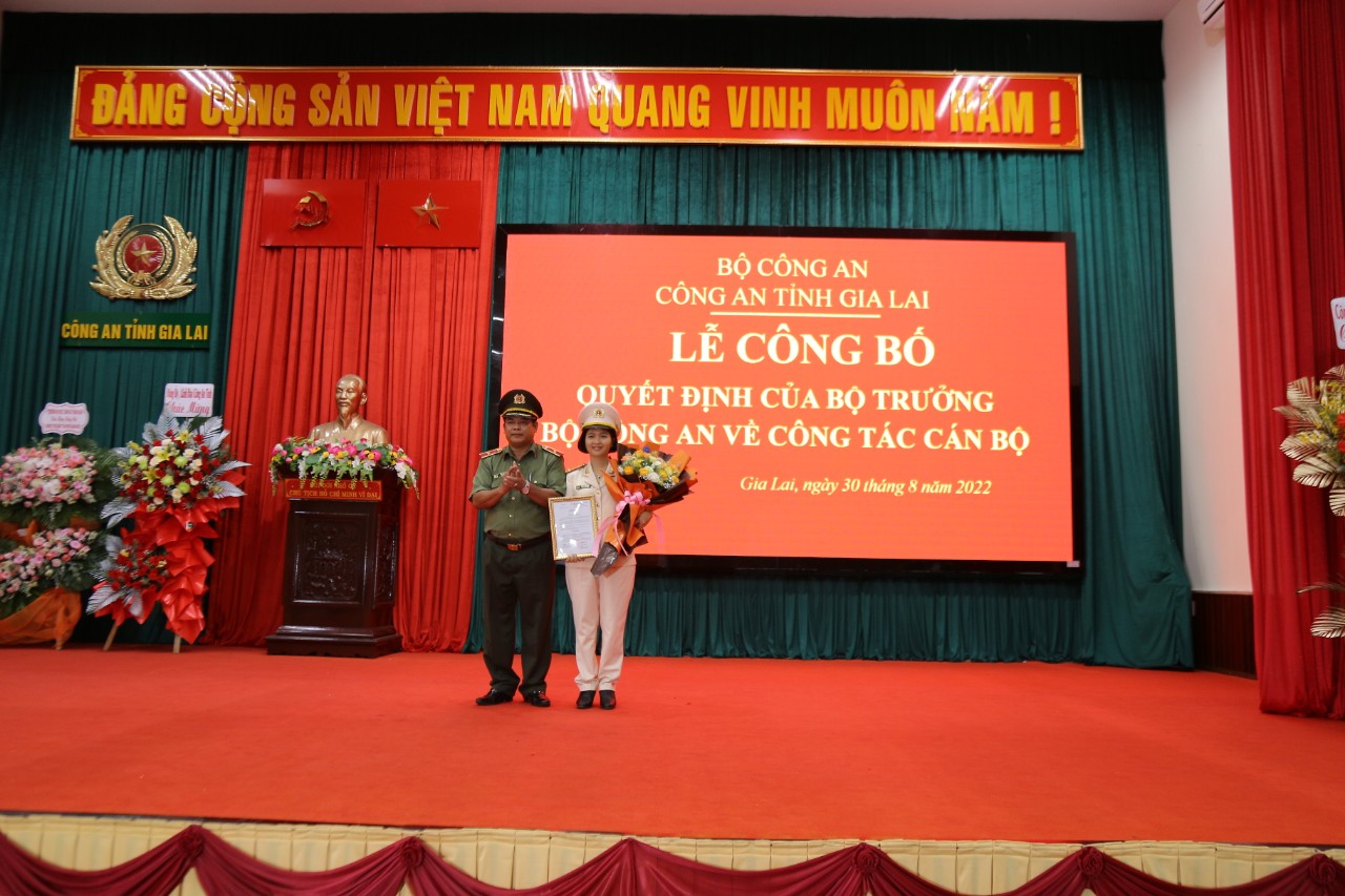 Bà Ksor H’Bơ Khắp nhận quyết định bổ nhiệm Phó giám đốc Công an tỉnh Gia Lai