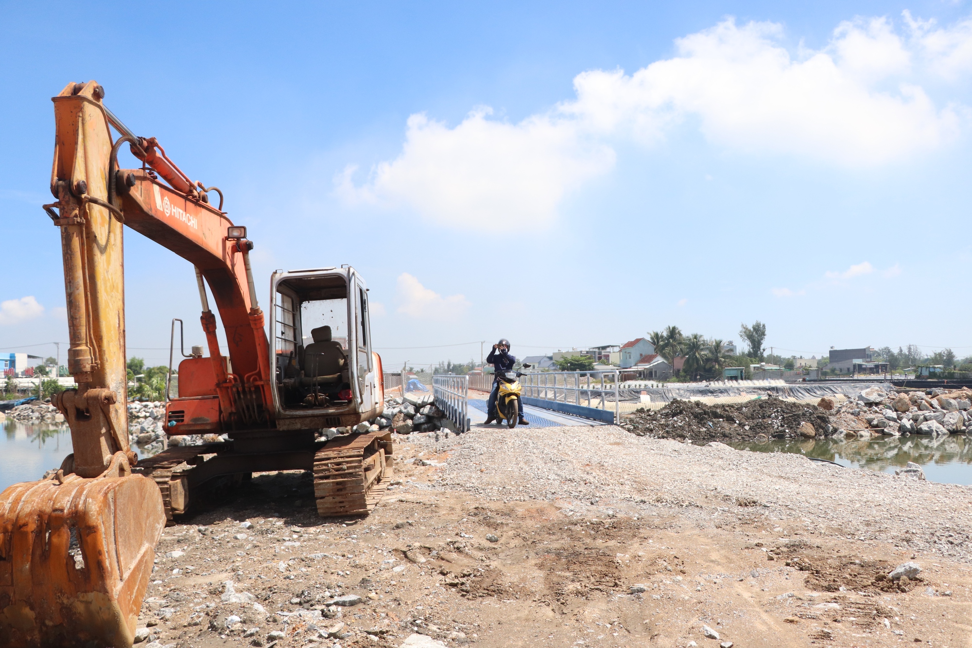 Phạt 70 triệu đồng, cưỡng chế c&ocirc;ng tr&igrave;nh lấn s&ocirc;ng Trường Giang tr&aacute;i ph&eacute;p - Ảnh 1.