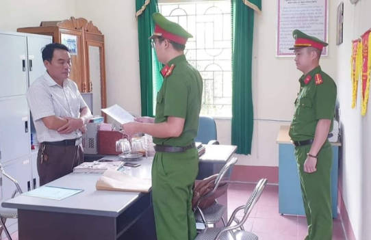 Khởi tố nguy&ecirc;n chủ tịch c&ugrave;ng kế to&aacute;n một x&atilde; - Ảnh 1.