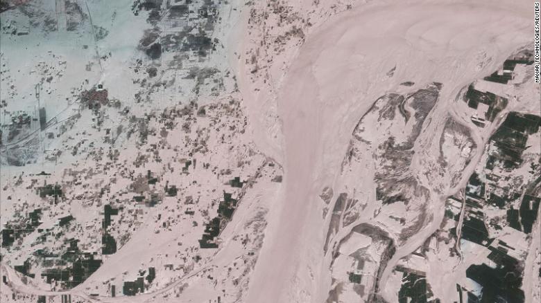 Đ&aacute;ng sợ như lũ lụt Pakistan: Từ đồng bằng th&agrave;nh hồ nội địa rộng 100 km - Ảnh 2.