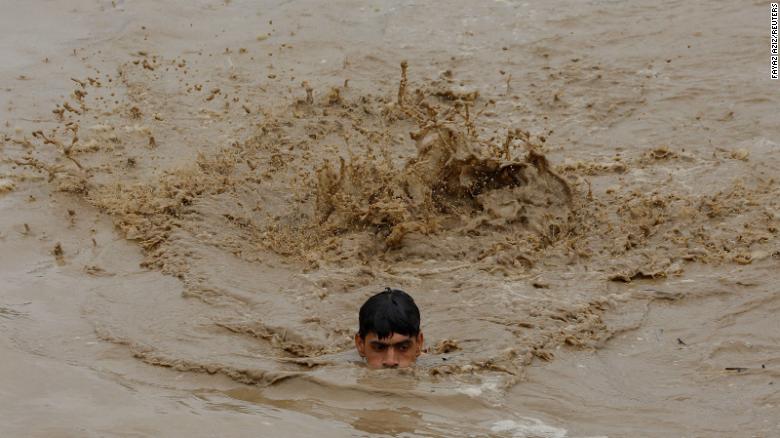 Đ&aacute;ng sợ như lũ lụt Pakistan: Từ đồng bằng th&agrave;nh hồ nội địa rộng 100 km - Ảnh 3.
