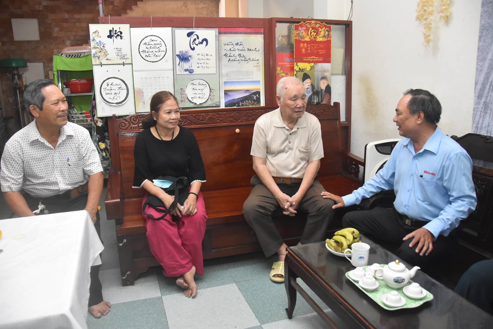 Mai Vàng nhân ái thăm nhà văn Thạch Cương, Trúc Phương - Ảnh 1.