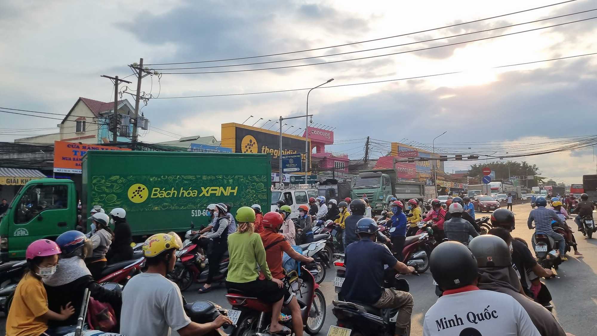 Đồng Nai: Nữ sinh bị xe ben tông tử vong khi đi học về, giao thông ùn ứ trên Quốc lộ 1 - Ảnh 2.
