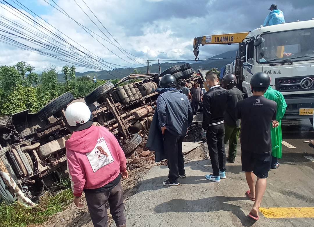 Xe tải đổ đèo mất lái, lật đè 2 người đi xe máy tử vong tại chỗ